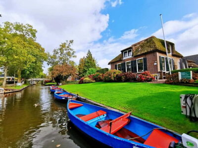 Amsterdam: Giethoorn, Afsluitdijk and Zaanse Schans Day Trip - Zaanse Schans in Zaandam: Windmills, Cheese, Clogs, and Diamonds