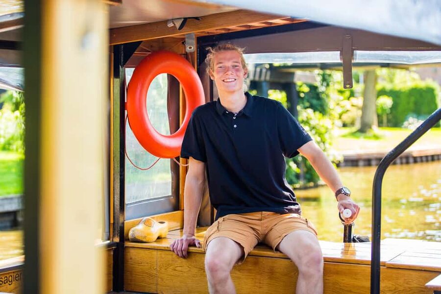Amsterdam: Giethoorn Day Trip with Boat Tour - From Amsterdam Central to Giethoorn: a long day that stays efficient