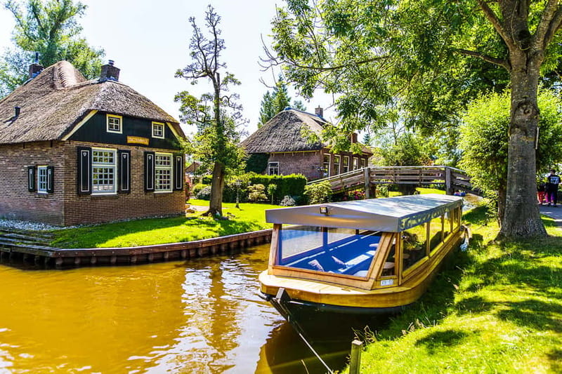 Amsterdam: Giethoorn Day Trip with Boat Tour - Giethoorn: a car-free village where walking feels like the plan