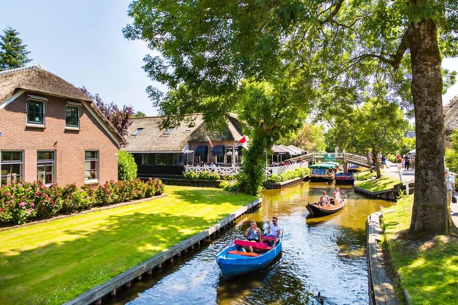 Amsterdam: Giethoorn Day Trip with Boat Tour - Language and guide style: Spanish and English, plus strong interpretation