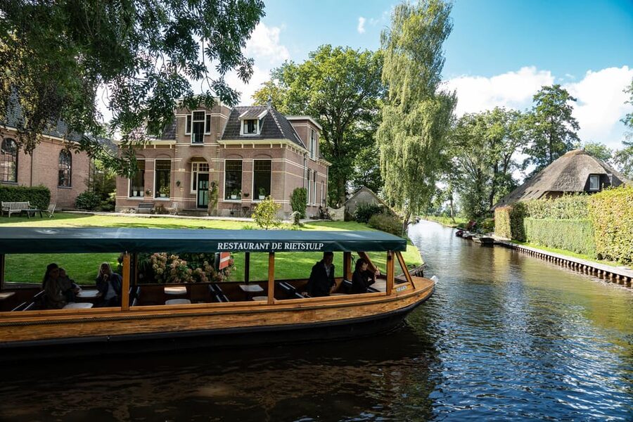 Amsterdam: Giethoorn Tour Scenic Cruise, Cheese & Free Time - The Exclusive 1-Hour Canal Cruise Under Wooden Bridges