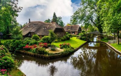 Amsterdam: Giethoorn Tour Scenic Cruise, Cheese & Free Time - Luxury Coach Ride: Comfortable Seats and Dutch Stories on the Way
