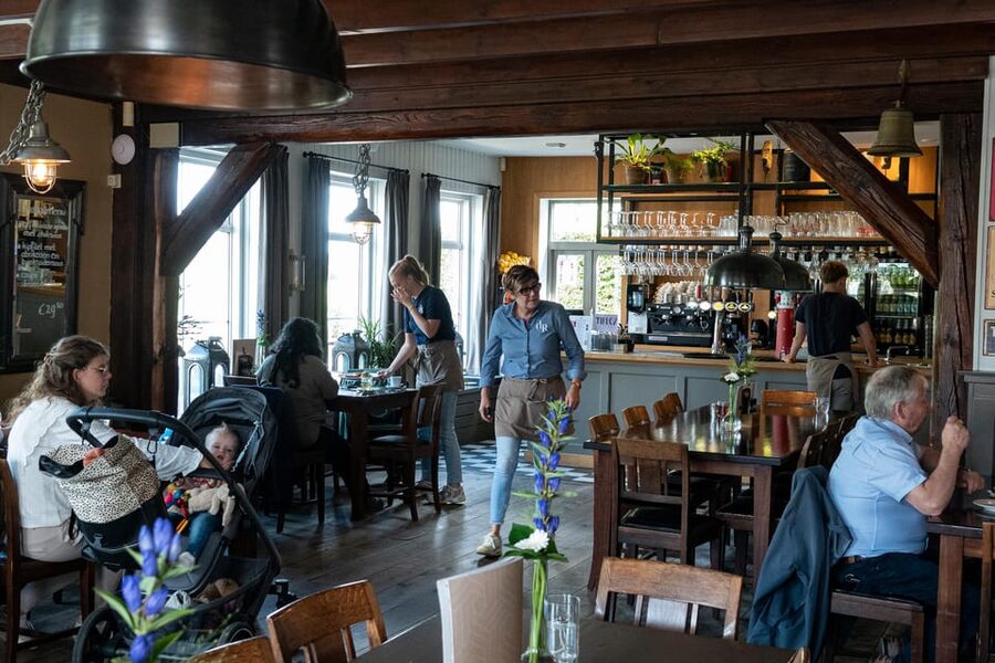 Amsterdam: Giethoorn Tour Scenic Cruise, Cheese & Free Time - Henri Willig Cheese Tasting: A Small Stop With Big Payoff