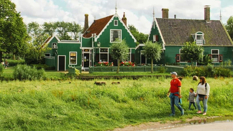 Amsterdam: Giethoorn & Zaanse Schans Small Group Day Trip - The syrup waffle: small comfort, very Dutch