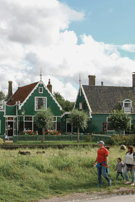Amsterdam: Giethoorn & Zaanse Schans Small Group Day Trip - Giethoorn canal village: the payoff boat cruise