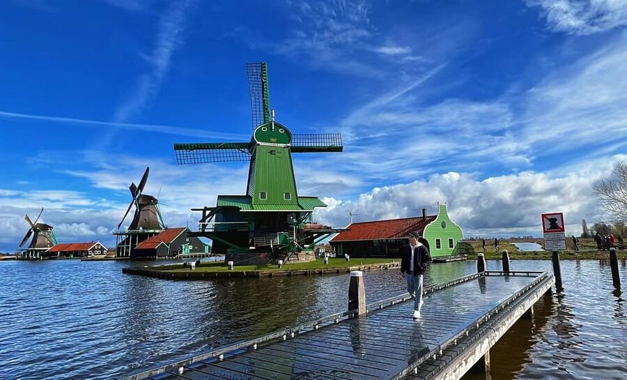 Amsterdam: Zaanse Schans and Giethoorn Day Trip with Cruise - A 10-Hour Mix of Canals, Windmills, and Cheese