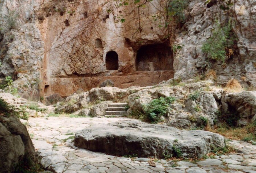 Athens: Delphi, Corycian Cave, and 300 Battlefield Day Trip - Corycian Cave and Thermopylae in the same 12 hours