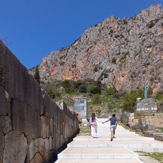 Athens: Delphi, Corycian Cave, and 300 Battlefield Day Trip - Arachova: the ski-village break with photo stops and coffee