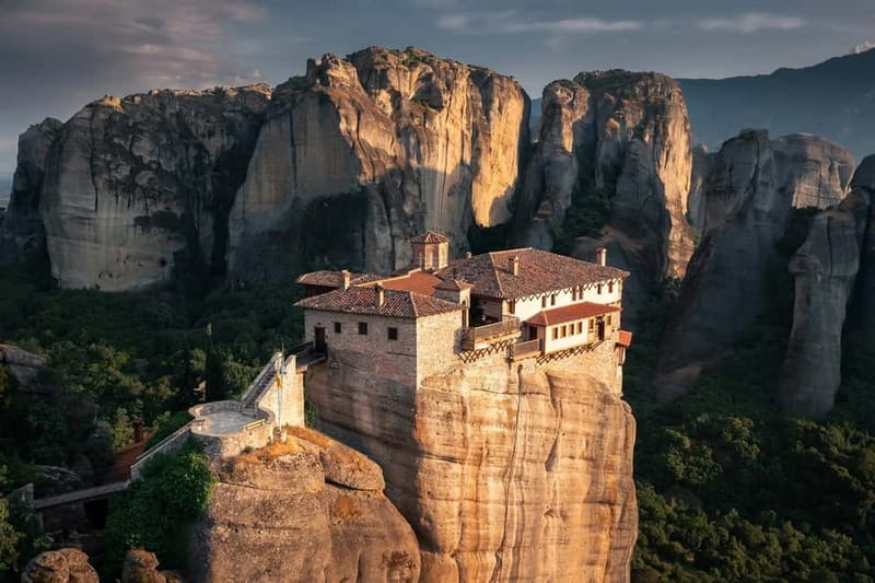 Athens: Meteora Monasteries Day Trip with Caves and Lunch - The Kamena Vourla stop: seaside break and a first taste of the views