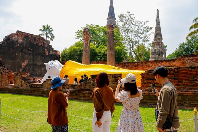 Ayutthaya Summer Palace and Temples Day Tour from Bangkok - Wat Mahathat: the Buddha head in tree roots