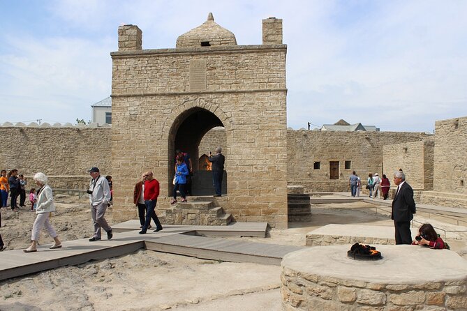 Baku : Gobustan, Absheron Sights Guided Day Trip Lunch included - Aquatic Palace and the Oil-Production Story in 20 Minutes