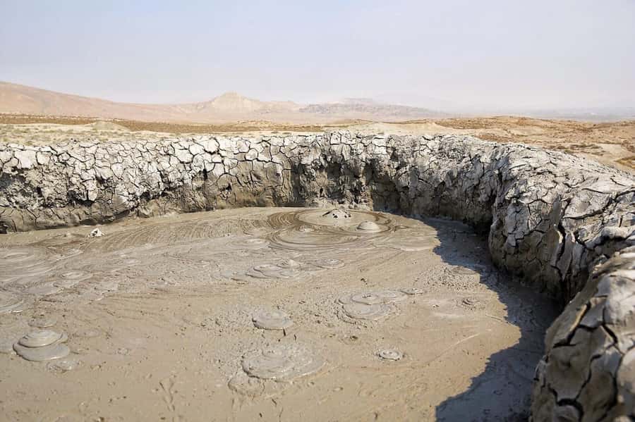 Baku: Gobustan, Volcanoes, Fire Temple and Yanardag Day Trip - Bibi-Heybat oil well: a quick stop with big historical weight