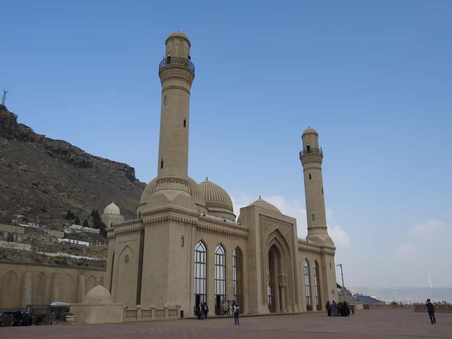 Baku: Gobustan, Volcanoes, Fire Temple and Yanardag Day Trip - Lunch near the coast: budget-friendly, flexible, and not included