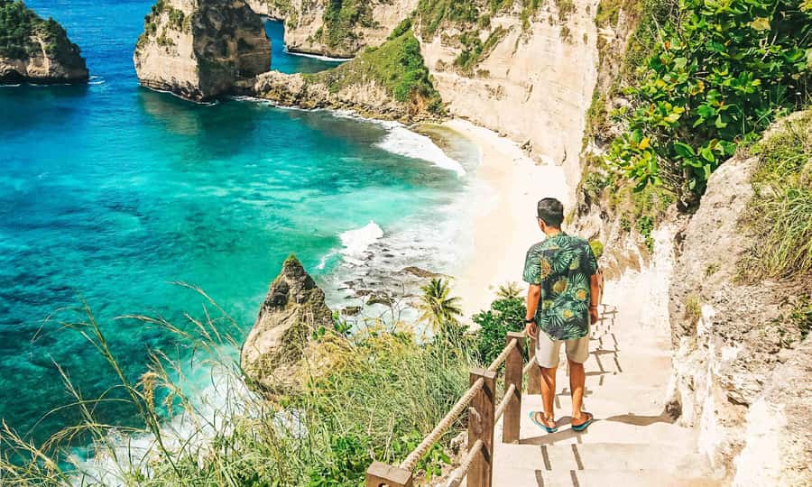 Bali: Day Trip to East Nusa Penida, Atuh & Diamond Beach - Teletubbies Hill: the giant green photo backdrop