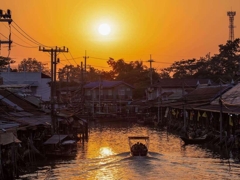 Bangkok: Maeklong Railway & Amphawa Floating Market Day Trip - Amphawa Floating Market: Canal-Mode Food and Local Shopping