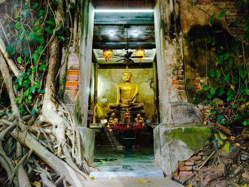 Bangkok: Maeklong Railway & Amphawa Floating Market Day Trip - Maeklong Railway Market: The One-Minute Photo You’ll Never Forget