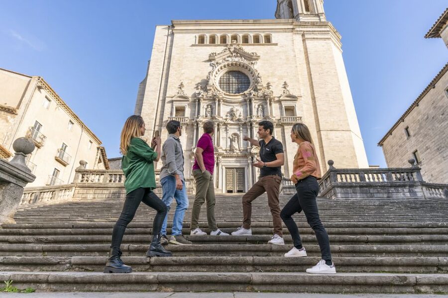 Barcelona: Montserrat, Girona & Costa Brava Guided Day Trip - Guides and group vibe: Why the best part is often the storytelling