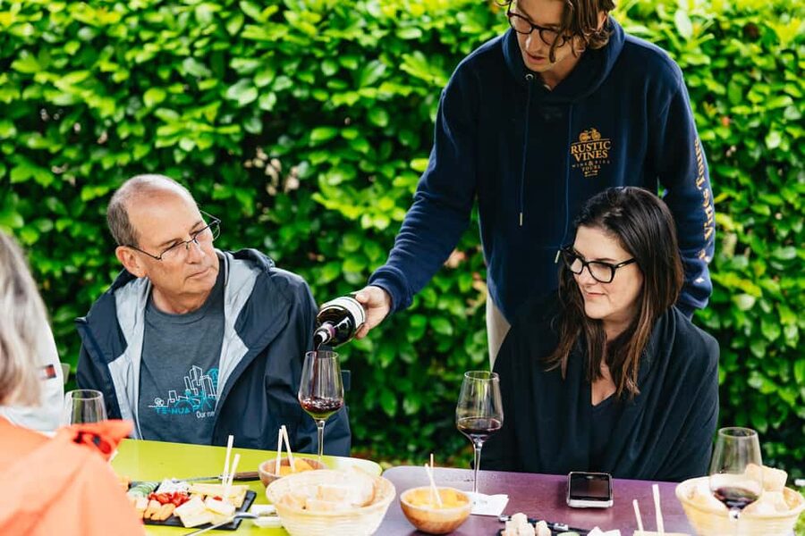 Bordeaux: St. Emilion Day Trip with Wine Tasting and Lunch - Lunch at the château: French picnic vibes with wine in hand
