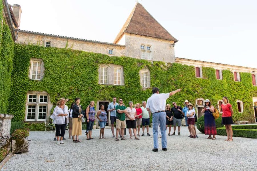 Bordeaux: Vineyards Wine Tasting Half-Day Trip - Where you start in Bordeaux: meeting point and the “no-car” advantage