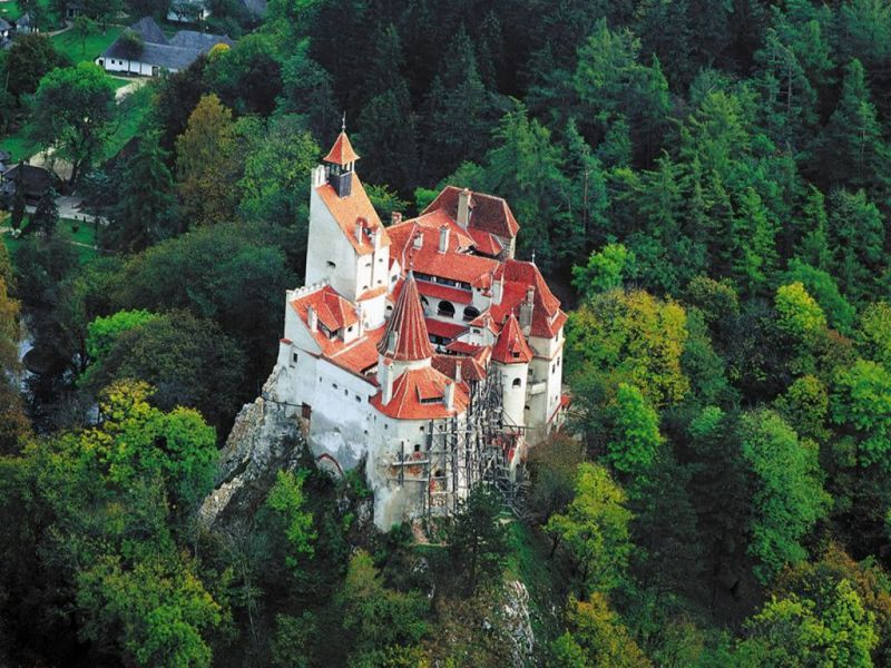 Bucharest: Bran & Peles Castle with Rasnov Citadel Day Trip - Peles Castle in Sinaia: 160 rooms, royal deaths, and why it matters