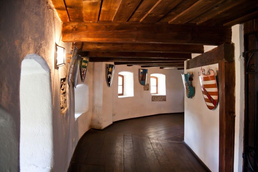 Bucharest: Day Trip to Dracula Castle, Peles Castle & Brașov - Brasov Old Town: the medieval walk that balances the castle focus