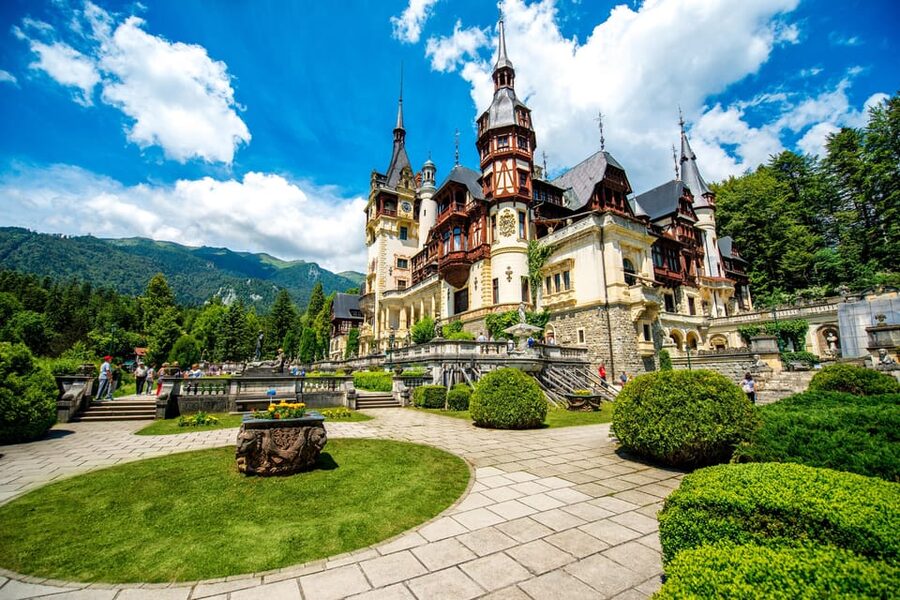 Bucharest: Peles & Dracula's Castle and Brasov Full-Day Trip - From Bucharest to Sinaia: a smooth start for castle day