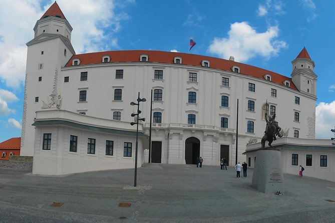 Budapest to Bratislava Costumizable Private Day tour with lunch - Lunch included: how to set yourself up for a good meal
