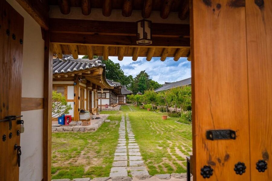 Busan: Gyeongju Guided Day Trip to Three Kingdoms Capital - A long day done right: 11–12 hours, coach comfort, and planned breaks