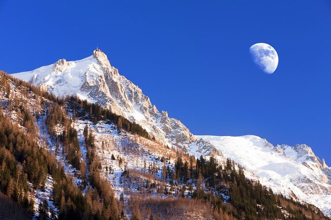 Chamonix & Mont Blanc Panoramic Sky-Glass Bus Guided Day Trip - Photo stop with Alpinists: Saussure and Balmat at Chamonix’s doorstep