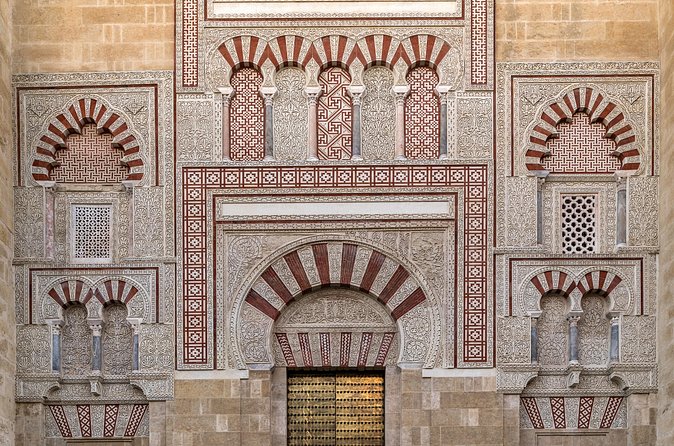 Cordoba Day Trip with Mosque-Cathedral Ticket from Seville - Calleja de las Flores: the classic photo angle before you head back