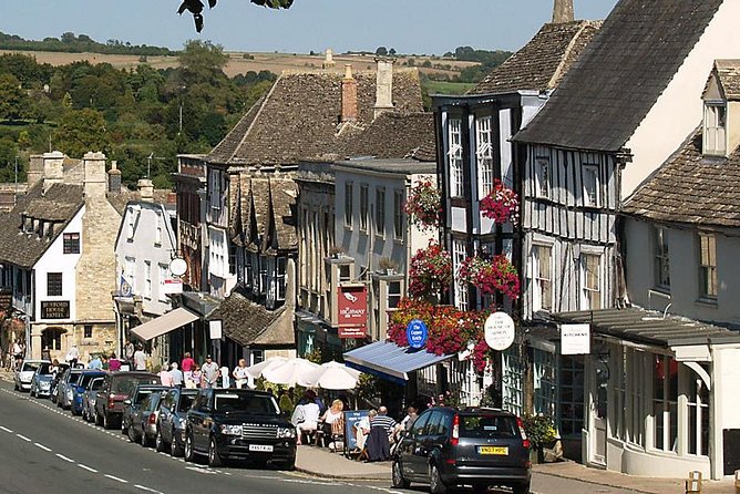 Cotswolds Day Trip from London with Optional Village Lunch - Guide style and group size: what 53 people changes