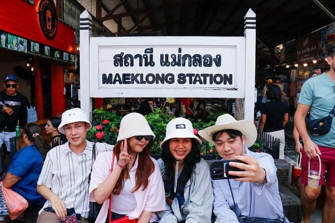 Day Trip to Bangkok Floating Market & Maeklong Railway - Buffalo Café (The Buffalo Amphawa): A Break in the Middle of the Day