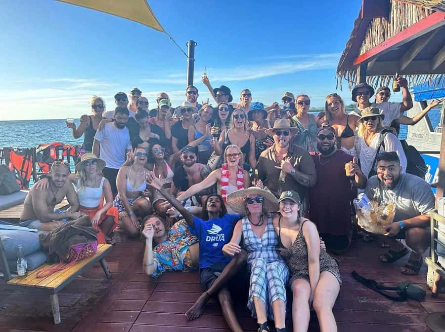 Denarau: Seventh Heaven Floating Bar Day Trip - Food and drinks on your own tab: where the value shows (and where it can sting)