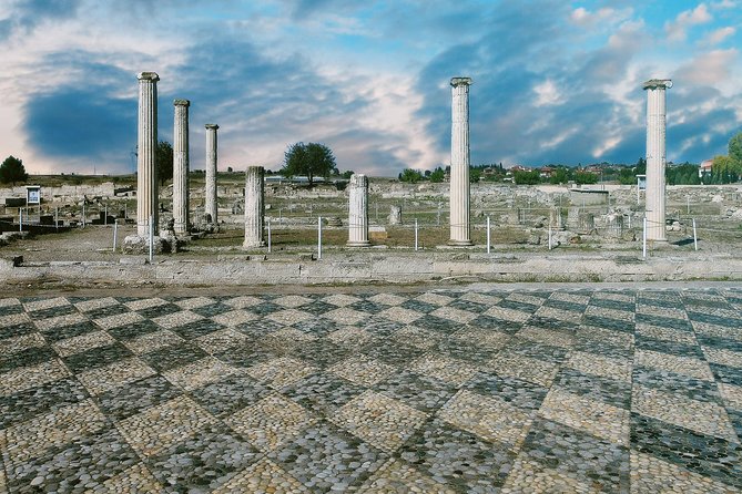 Discover Vergina and Pella: Day Trip to Macedonian Kingdom - The guide setup: English commentary, then you explore at your own speed