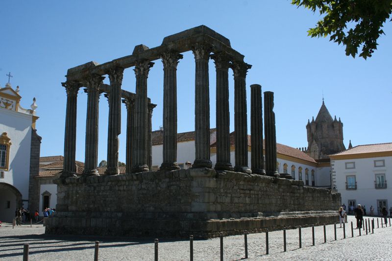 Évora and Megaliths Full-Day Tour from Lisbon - Cromeleque dos Almendres: the megalith site that feels like an ancient observatory