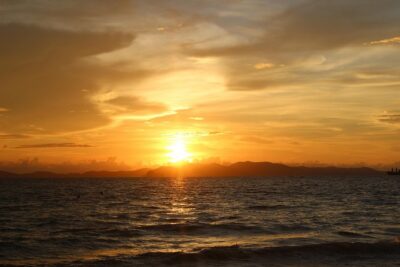 Exclusive Small Group Phi Phi Islands Sunrise or Day Trip - Speedboat from Phuket: fast transport with a real-world downside