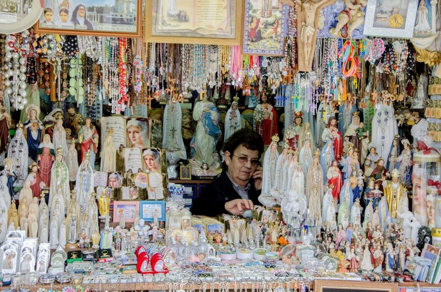 Fátima, Óbidos and the Atlantic Coast Day Tour from Lisbon - The guide and the van: why small-group matters on a day like this