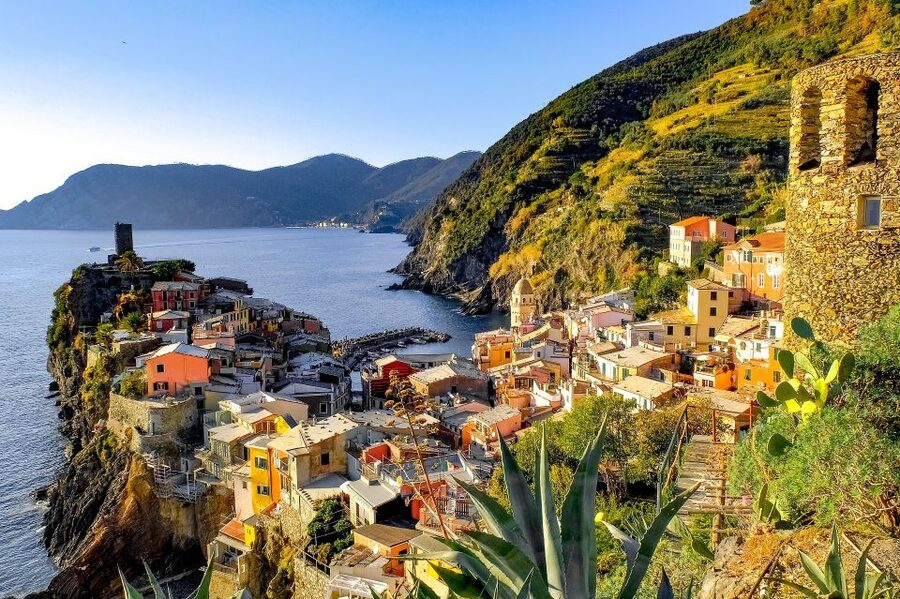Florence: Cinque Terre Day Trip with Optional Street Food - Four towns in one run: photo stops, steps, and real free time