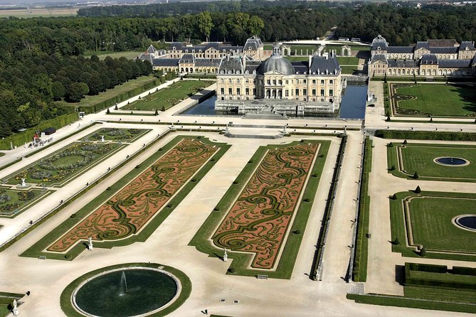 Fontainebleau and Vaux le Vicomte Chateaux Day Trip from Paris - Audioguides at Vaux and Fontainebleau: what to listen for