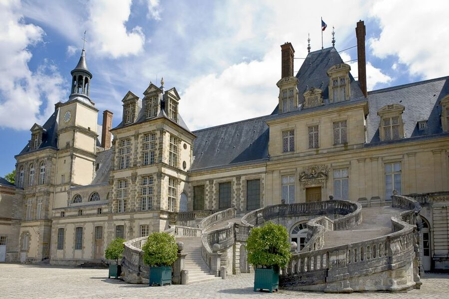 Fontainebleau & Vaux-le-Vicomte Châteaux Day Tour from Paris - A quick lunch reality check between the two châteaux