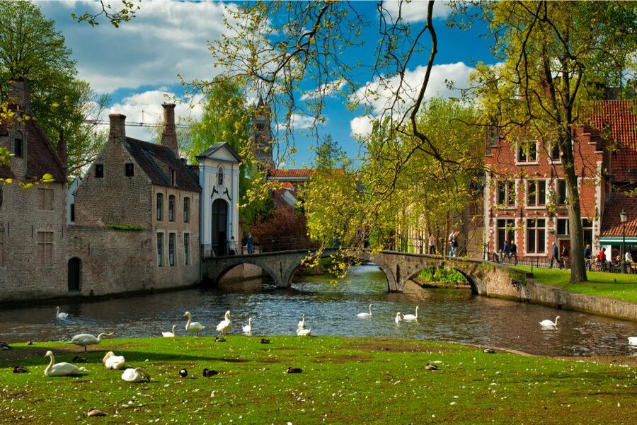 From Amsterdam: Bruges Day Trip in Spanish with Boat Option - Around the Canals and Church of Our Lady: The Medieval Core Comes Alive