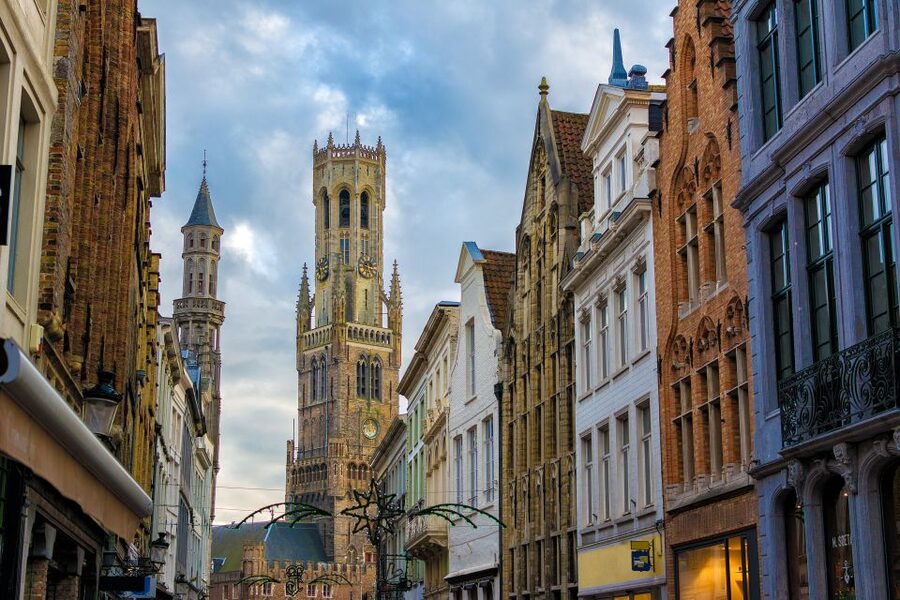 From Amsterdam: Bruges Day Trip in Spanish with Boat Option - The Real Win: 3 Hours of Freedom for Lunch, Beer, Chocolate, and Lace