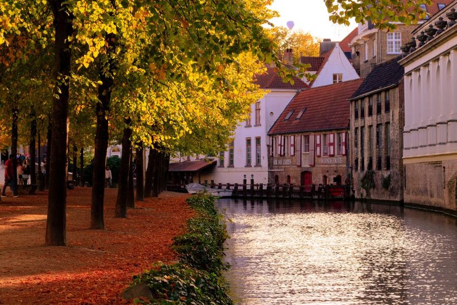From Amsterdam: Bruges Day Trip in Spanish with Boat Option - The $61 Price Tag: Value for Transfers, Guide Time, and a Chocolate Stop