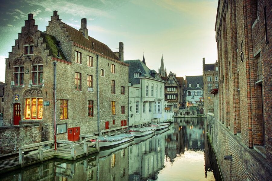 From Amsterdam: Day Trip to Bruges in Spanish or English - Getting from Amsterdam to Bruges: the part you should time your day around