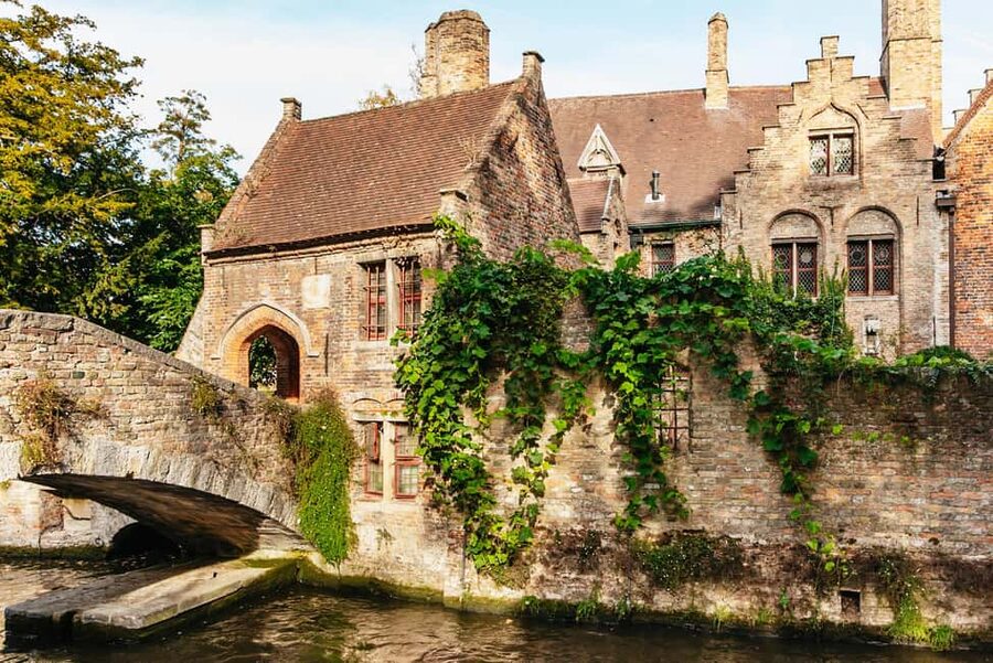 From Amsterdam: Day Trip to the Charming Brussels and Bruges - Lake of Love and the Beguinage: Bruges That Isn’t Just Photos