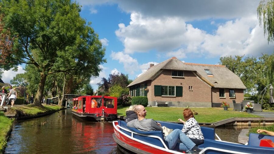 From Amsterdam: Giethoorn Day Trip with Small Electric Boat - Should you book this Giethoorn electric-boat day trip?