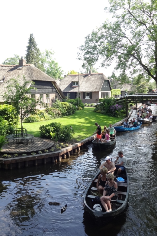 From Amsterdam: Giethoorn Day Trip with Small Electric Boat - Giethoorn Without Roads: a village built for canals