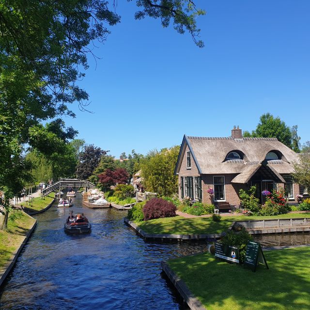 From Amsterdam: Giethoorn Day Trip with Small Electric Boat - After the cruise: walking the footpaths and hunting thatched-cottage angles