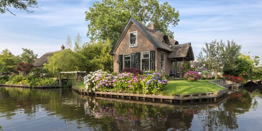 From Amsterdam: Giethoorn Day Trip with Small Electric Boat - Lunch + free time: how to make the most of your two Giethoorn hours
