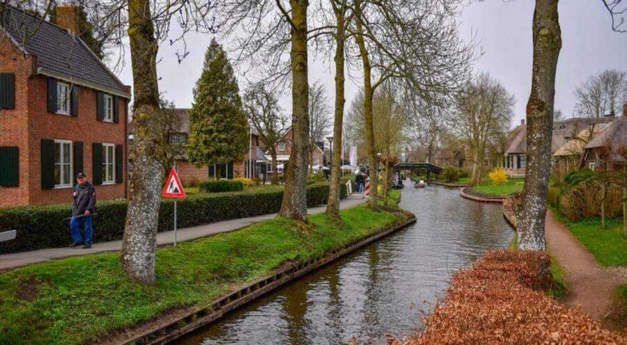 From Amsterdam: Giethoorn Guided Day Trip with Canal Cruise - Key highlights at a glance
